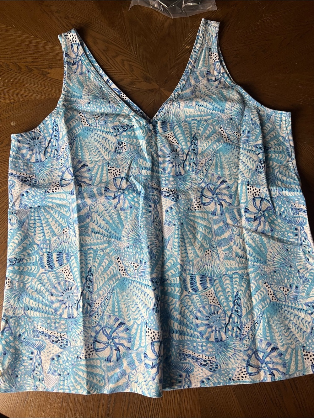 Lilly Pulitzer Blue & White Tropical Print V-Neck Tank Size M